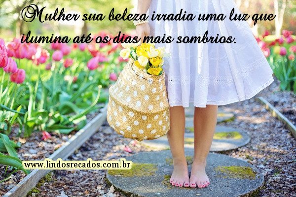 Mulher sua beleza irradia uma luz que ilumina até os dias mais sombrios.